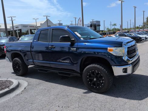 Used 2015 Toyota Tundra SR5 w/ SR5 Upgrade Package AWD/4WD image 2