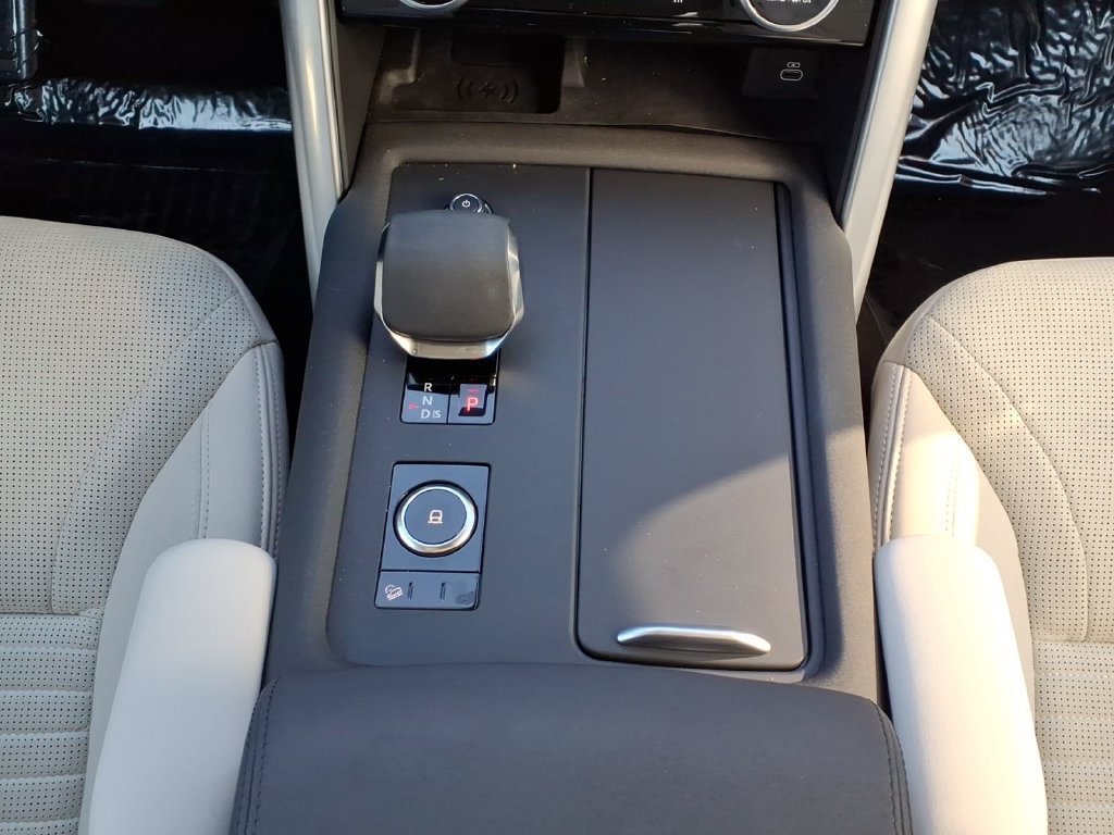 Certified 2025 Land Rover Discovery S AWD/4WD image 22
