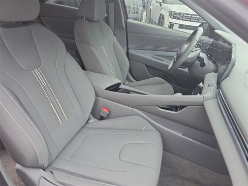Used 2025 Hyundai Elantra SEL image 10