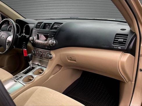 Used 2011 Toyota Highlander SE w/ Tech Pkg image 25