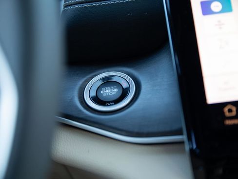 Used 2023 Jeep Grand Cherokee Limited w/ Luxury Tech Group II image 9