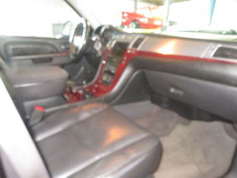 Used 2011 Cadillac Escalade ESV AWD image 36