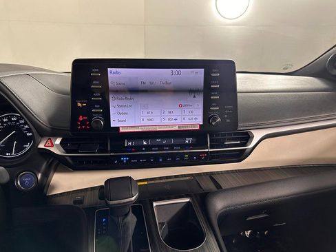 Used 2024 Toyota Sienna Limited FWD image 47