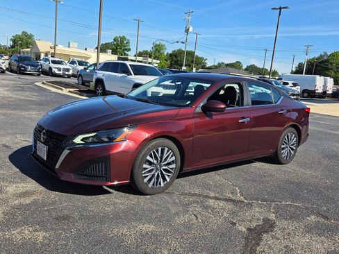 Used 2023 Nissan Altima 2.5 SV FWD image 3