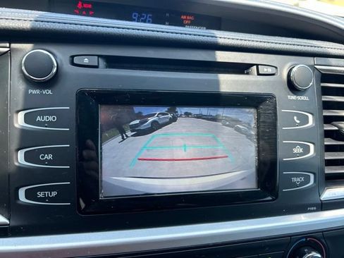 Used 2019 Toyota Highlander LE FWD image 12