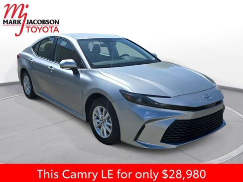 Used 2025 Toyota Camry LE w/ Convenience Package image 5