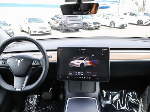Used 2023 Tesla Model Y Long Range AWD/4WD image 17