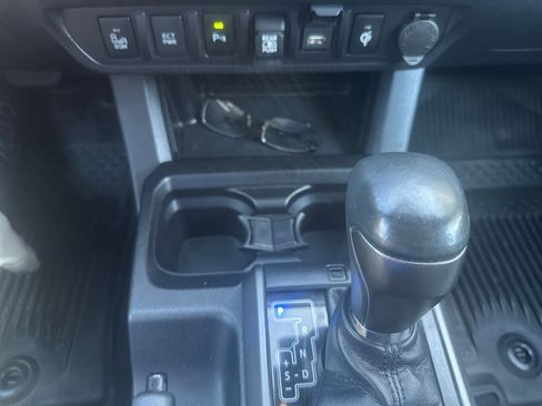Used 2021 Toyota Tacoma TRD Off-Road w/ Technology Package AWD/4WD image 10