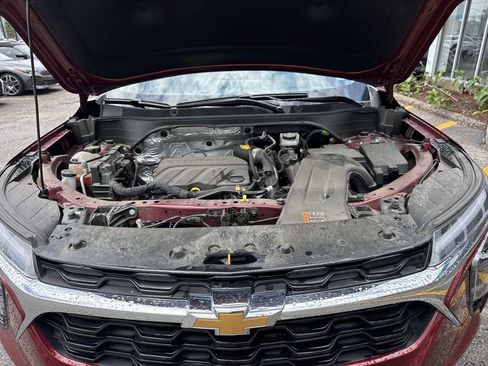 Used 2025 Chevrolet Trax LT FWD image 3