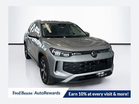 New 2025 Volkswagen Tiguan SE image 1