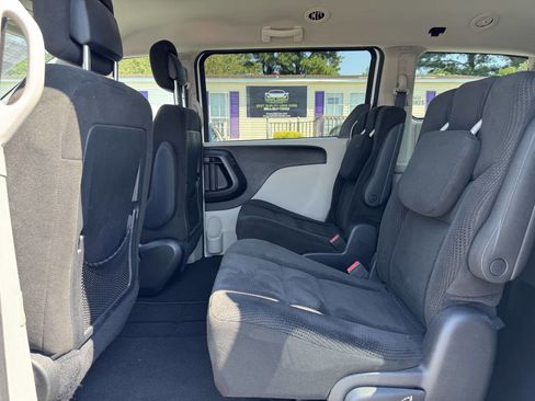 Used 2016 Dodge Grand Caravan SXT image 11