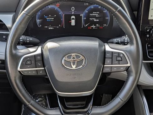 Used 2023 Toyota Highlander Platinum FWD image 12