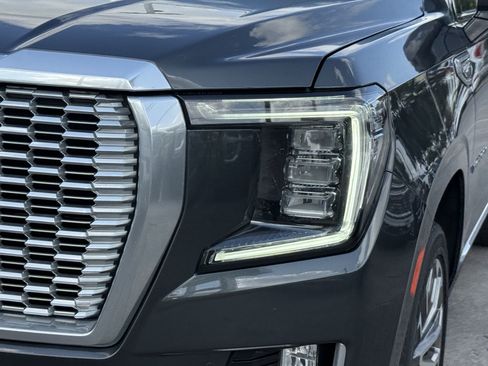 Used 2021 GMC Yukon Denali w/ Denali Premium Package AWD/4WD image 11