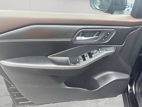 Used 2023 Nissan Rogue SL AWD/4WD image 16