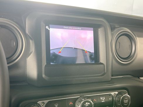 Used 2022 Jeep Gladiator Sport image 13