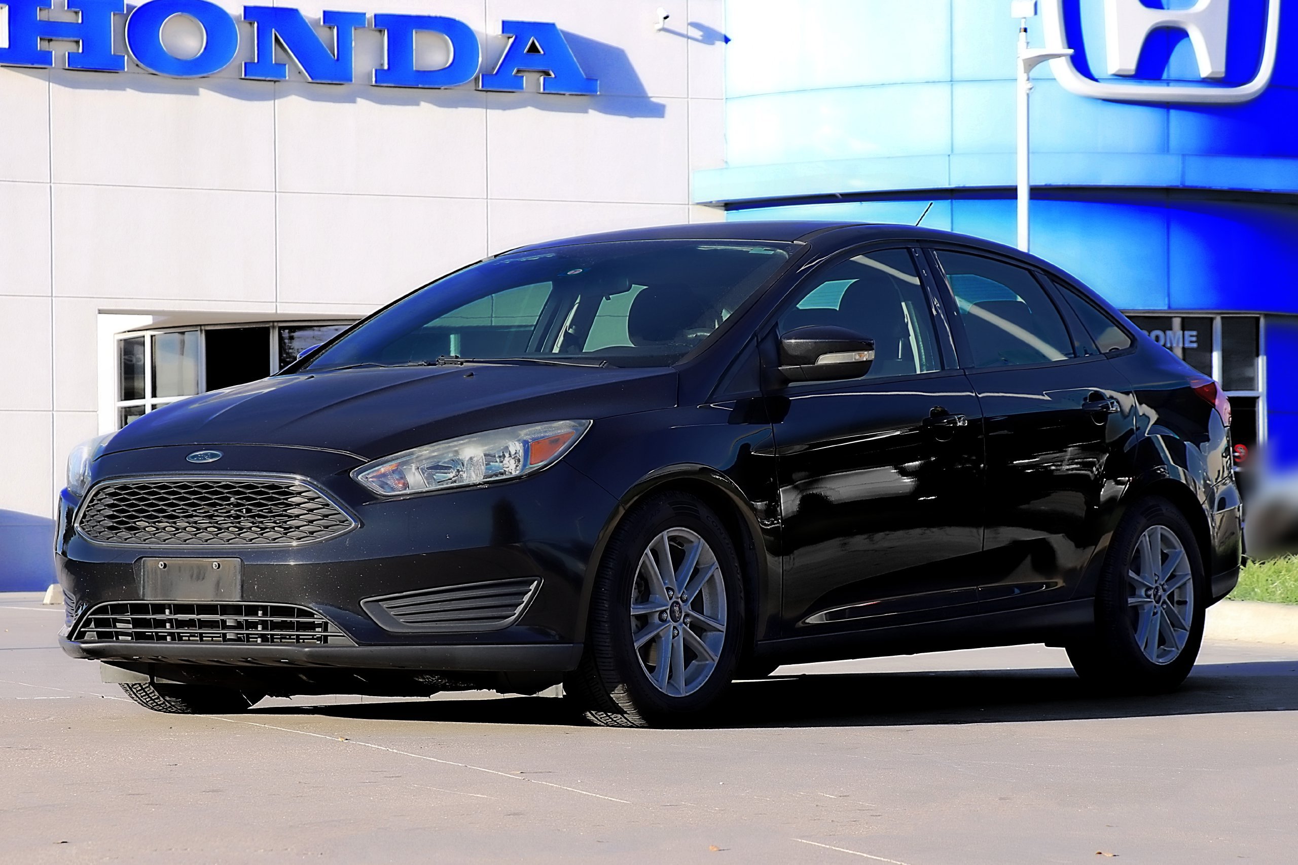 Used 2015 Ford Focus SE FWD image 1