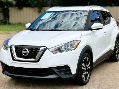 Used 2019 Nissan Kicks SV FWD image 1