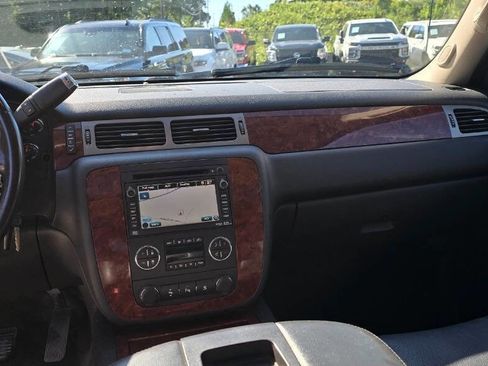 Used 2011 Chevrolet Avalanche LTZ AWD/4WD image 16