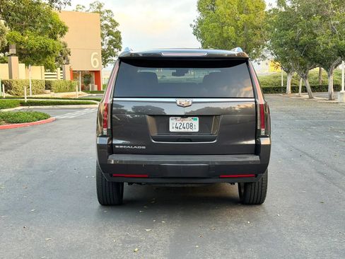 Used 2018 Cadillac Escalade Luxury RWD image 5