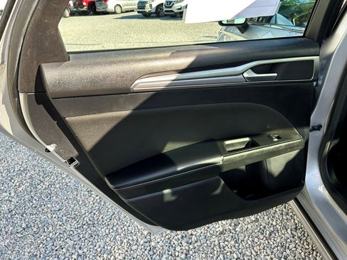 Used 2019 Ford Fusion SE image 12