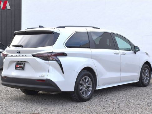 Used 2024 Toyota Sienna XLE image 5