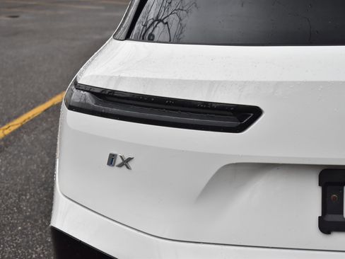 Used 2022 BMW iX xDrive50 w/ Premium Package image 17