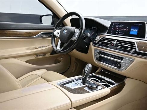 Used 2018 BMW 740i image 24