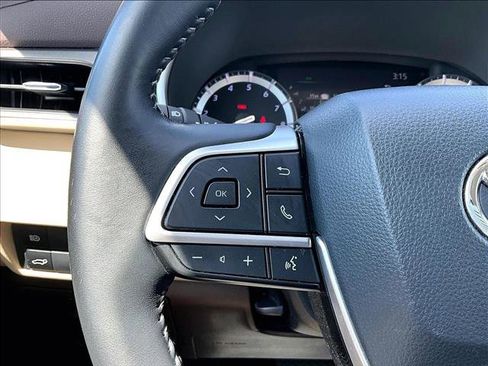 Used 2022 Toyota Highlander XLE AWD/4WD image 20