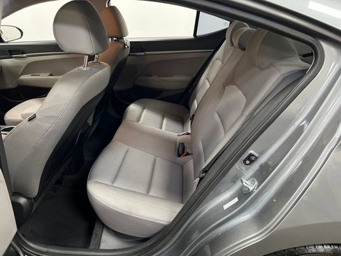 Used 2017 Hyundai Elantra SE image 28