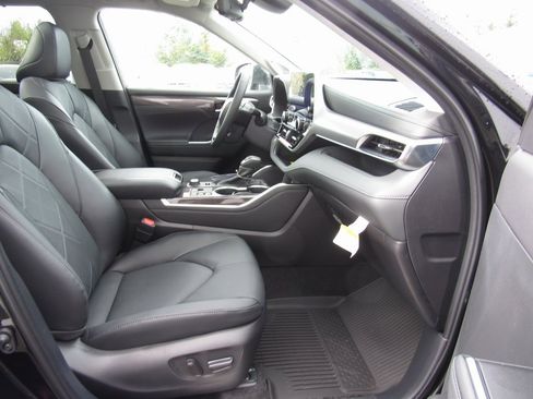 New 2025 Toyota Highlander Platinum image 20