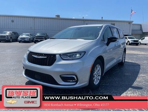 Used 2024 Chrysler Pacifica Touring-L FWD image 2