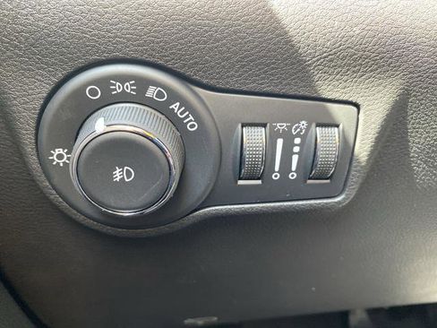 New 2025 Jeep Compass Latitude w/ Sun & Sound Group image 23