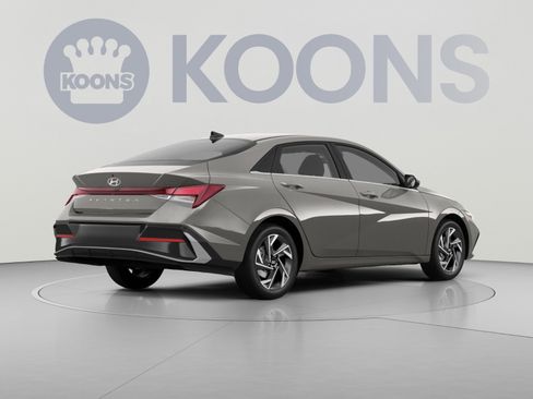 Used 2025 Hyundai Elantra SEL FWD image 4
