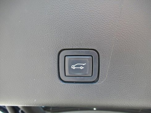 Used 2022 Chevrolet Traverse LT FWD image 37