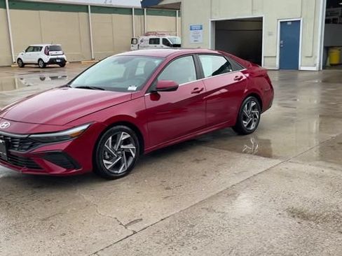 Used 2025 Hyundai Elantra Limited FWD image 4