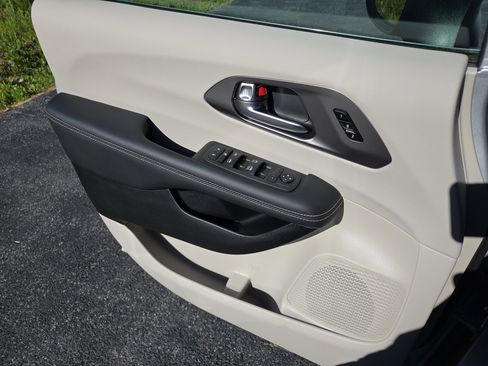 Used 2023 Chrysler Pacifica Touring-L AWD/4WD image 15