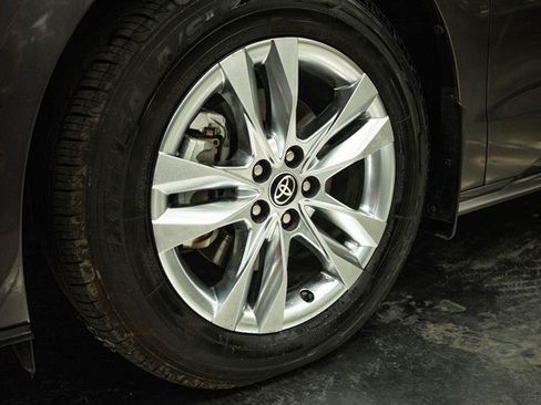Used 2022 Toyota Sienna XLE w/ XLE Plus Package AWD/4WD image 3