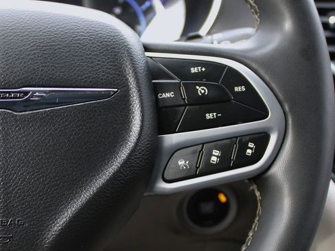 Used 2023 Chrysler Pacifica Touring-L image 25