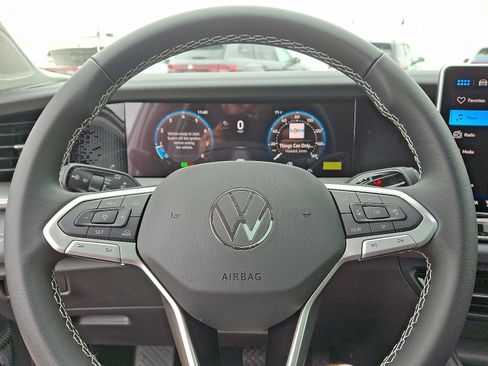 New 2025 Volkswagen Tiguan SE image 9