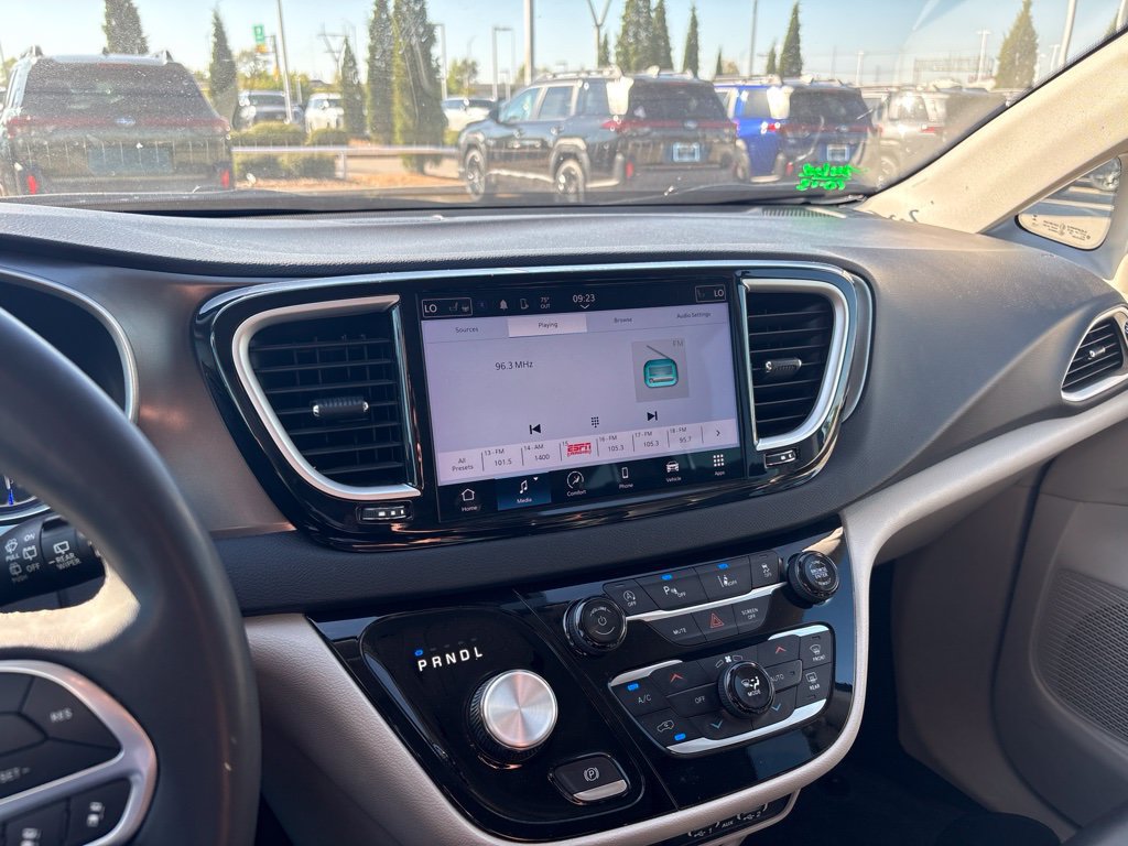 Used 2024 Chrysler Pacifica Touring-L FWD image 3