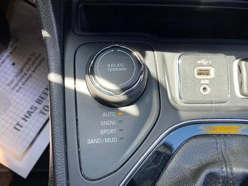 Used 2019 Jeep Cherokee Limited AWD/4WD image 4