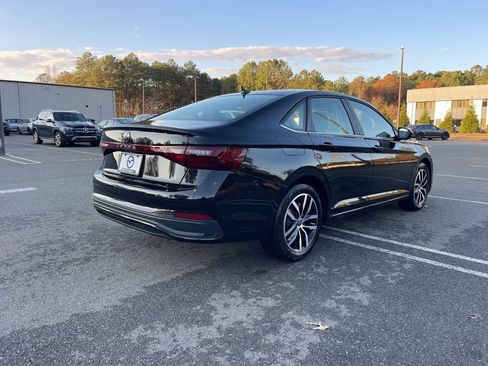 Used 2025 Volkswagen Jetta SE w/ Sunroof Package image 8