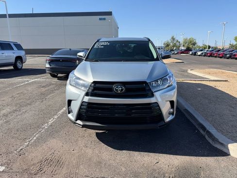 Used 2017 Toyota Highlander SE w/ Carpet Mat Package FWD image 2