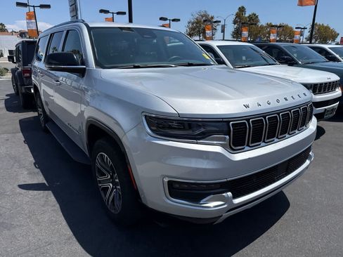 Used 2024 Jeep Wagoneer L Series II w/ Flexible Seating Group RWD image 12