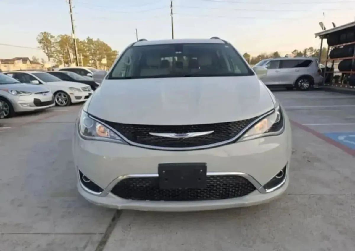 Used 2020 Chrysler Pacifica Touring-L Plus w/ Tire & Wheel Group FWD image 33