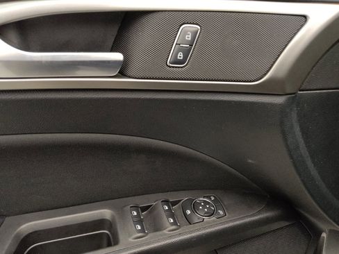 Used 2018 Ford Fusion SE image 27