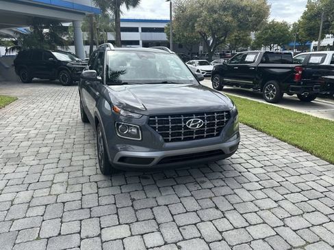Used 2025 Hyundai Venue SEL FWD image 17
