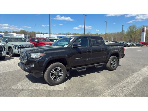 Used 2019 Toyota Tacoma TRD Sport w/ Technology Package image 3