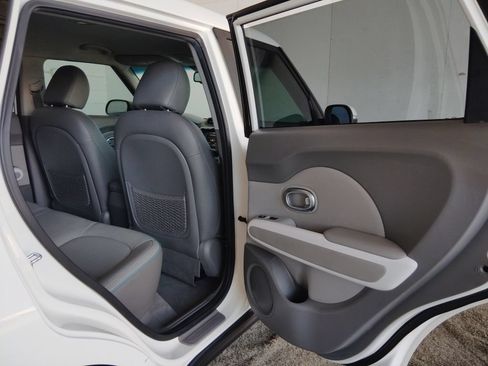 Used 2017 Kia Soul EV + FWD image 13