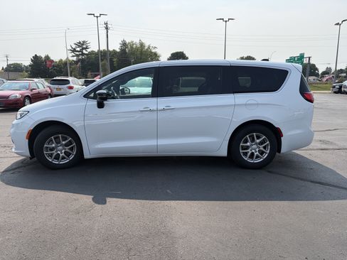 Used 2025 Chrysler Pacifica Select FWD image 5